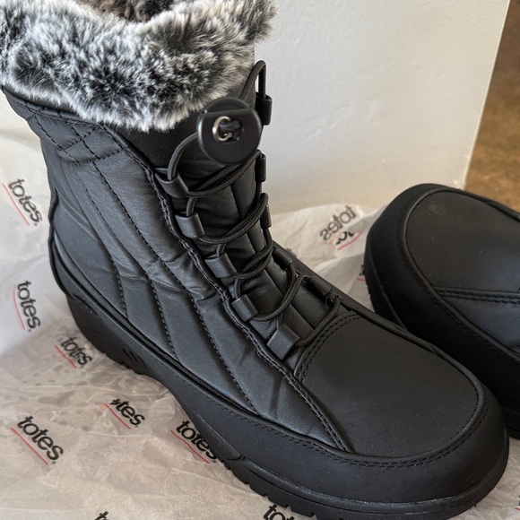 Totes Women's Black Quilted Winter Boots with Faux Fur - Picture 5 of 10